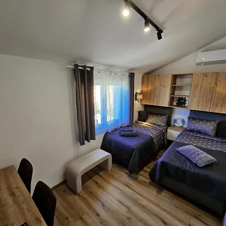 Pool House Near בית נופש *