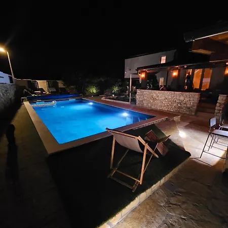 Pool House Near בית נופש