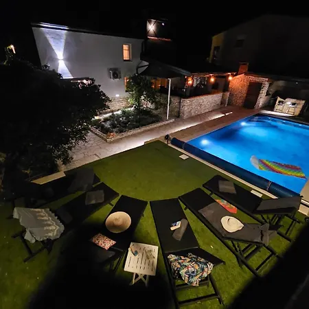 Pool House Near Ražanac