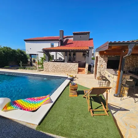 Pool House Near בית נופש *