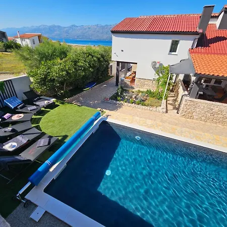 Pool House Near בית נופש