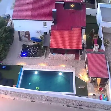 Pool House Near בית נופש