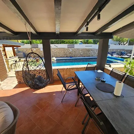 Pool House Near Ražanac