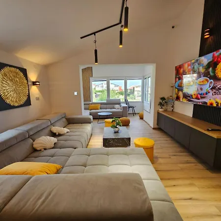 Pool House Near بيت للعطل