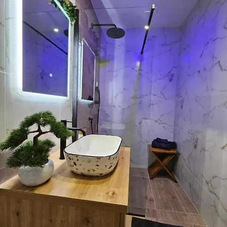Pool House Near בית נופש *