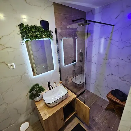 Pool House Near بيت للعطل *
