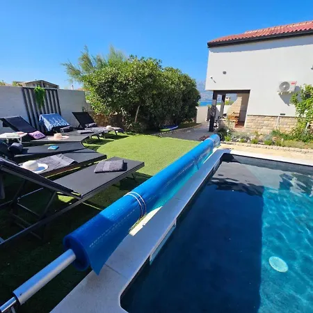 Pool House Near Ražanac